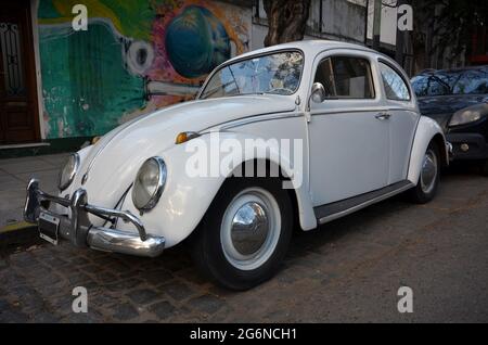 Vecchia Volkswagen Beetle bianca, probabilmente prodotta in Germania, ancora in uso a Buenos Aires Foto Stock