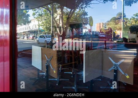 Riflessioni nelle finestre del bar chiuso, a Balmain, Sydney Australia durante il blocco pandemico Foto Stock