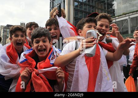 Londra, Regno Unito. 07 luglio 2021. I giovani fan dell'Inghilterra si vedono sotto bere fuori terra. Scene davanti al torneo UEFA Euro 2020 semi final match, Inghilterra contro Danimarca, Wembley Stadium, Londra mercoledì 7 luglio 2021. pic di Steffan Bowen/Andrew Orchard sports photography/Alamy Live news Credit: Andrew Orchard sports photography/Alamy Live News Foto Stock