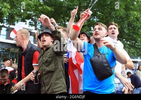 Londra, Regno Unito. 07 luglio 2021. I fan dell'Inghilterra cantano fuori dalla Wembley Arena prima di iniziare. Scene davanti al torneo UEFA Euro 2020 semi final match, Inghilterra contro Danimarca, Wembley Stadium, Londra mercoledì 7 luglio 2021. pic di Steffan Bowen/Andrew Orchard sports photography/Alamy Live news Credit: Andrew Orchard sports photography/Alamy Live News Foto Stock