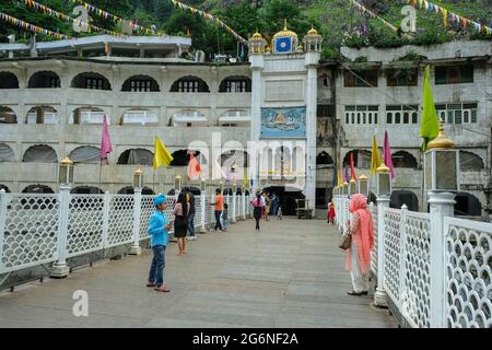 Manikaran, India - 2021 giugno: Gurudwara Sahib Manikaran con sorgenti termali è un centro di pellegrinaggio per Sikh nella Valle Parvati il 17 giugno 2021 i. Foto Stock