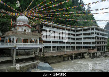 Manikaran, India - 2021 giugno: Gurudwara Sahib Manikaran con sorgenti termali è un centro di pellegrinaggio per Sikh nella Valle Parvati il 17 giugno 2021 i. Foto Stock