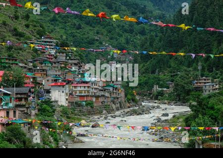 Manikaran, India - Giugno 2021: Una vista dal Manikaran con sorgenti termali è un centro di pellegrinaggio per Sikh e Indù nella Valle Parvati il 17 giugno, Foto Stock