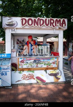 Amasra, Turchia - Giugno 26 2021: Gelateria turca in abito tradizionale Foto Stock