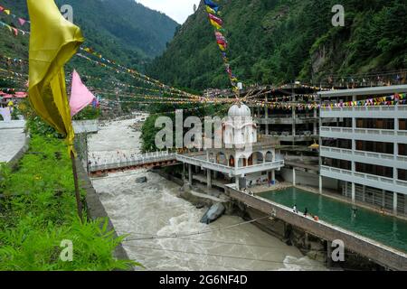 Manikaran, India - 2021 giugno: Gurudwara Sahib Manikaran con sorgenti termali è un centro di pellegrinaggio per Sikh nella Valle Parvati il 17 giugno 2021 i. Foto Stock