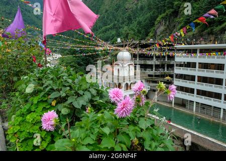 Manikaran, India - 2021 giugno: Gurudwara Sahib Manikaran con sorgenti termali è un centro di pellegrinaggio per Sikh nella Valle Parvati il 17 giugno 2021 i. Foto Stock