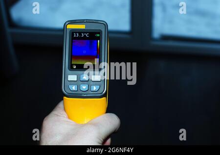 Analisi del calore delle finestre con termocamera, dispersione di calore attraverso le finestre. Primo piano Foto Stock