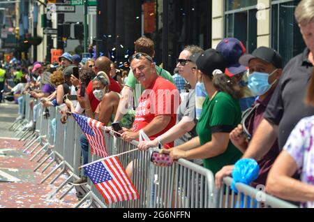 New York, Stati Uniti. 07 luglio 2021. Migliaia di persone si sono unite a Lower Manhattan, New York City, il 7 luglio 2021, per mostrare la gratitudine e il rispetto per i lavoratori essenziali che hanno lottato contro avversità e sfide senza precedenti per far uscire la nostra città da una crisi. (Foto di Ryan Rahman/Pacific Press) Credit: Pacific Press Media Production Corp./Alamy Live News Foto Stock