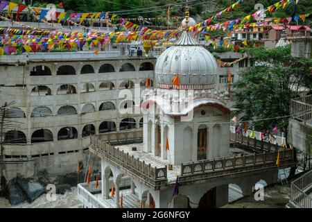 Manikaran, India - 2021 giugno: Gurudwara Sahib Manikaran con sorgenti termali è un centro di pellegrinaggio per Sikh nella Valle Parvati il 17 giugno 2021 i. Foto Stock