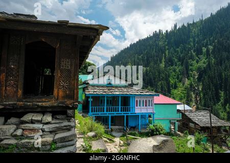 Nakthan, India - 2021 giugno: Viste del villaggio di Nakthan nella valle Parvati il 20 giugno 2021 a Nakthan, Himachal Pradesh, India. Foto Stock