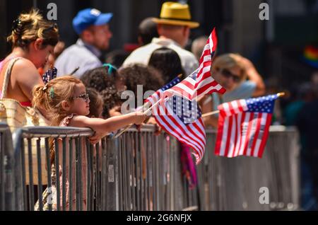 New York, Stati Uniti. 07 luglio 2021. Migliaia di persone si sono unite a Lower Manhattan, New York City, il 7 luglio 2021, per mostrare la gratitudine e il rispetto per i lavoratori essenziali che hanno lottato contro avversità e sfide senza precedenti per far uscire la nostra città da una crisi. (Foto di Ryan Rahman/Pacific Press) Credit: Pacific Press Media Production Corp./Alamy Live News Foto Stock