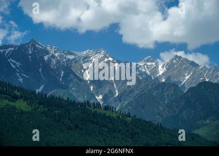 Vista sull'Himalaya dall'Himachal Pradesh in India. Foto Stock