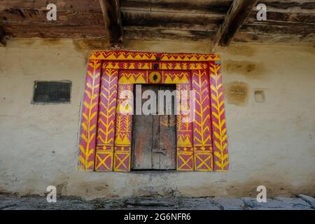 Vashisht, India - 2021 giugno: Dettaglio di una casa tradizionale a Vashisht, vicino Manali il 23 giugno 2021 a Himachal Pradesh, India. Foto Stock