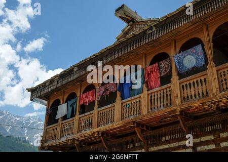 Vashisht, India - 2021 giugno: Dettaglio di una casa tradizionale a Vashisht, vicino Manali il 23 giugno 2021 a Himachal Pradesh, India. Foto Stock