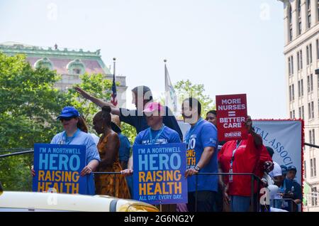 Migliaia di persone si sono unite a Lower Manhattan, New York City durante la Hometown Heroes Parade per mostrare la gratitudine e il rispetto per i lavoratori essenziali. Foto Stock