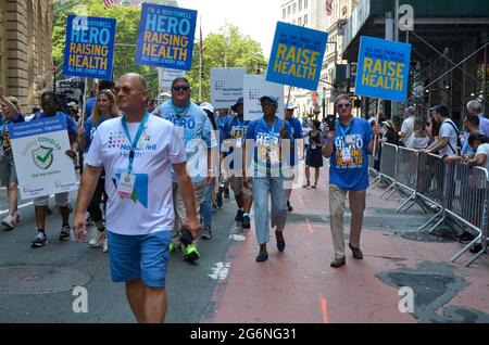 Migliaia di persone si sono unite a Lower Manhattan, New York City durante la Hometown Heroes Parade per mostrare la gratitudine e il rispetto per i lavoratori essenziali. Foto Stock