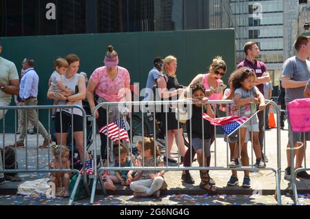 Migliaia di persone si sono unite a Lower Manhattan, New York City durante la Hometown Heroes Parade per mostrare la gratitudine e il rispetto per i lavoratori essenziali. Foto Stock