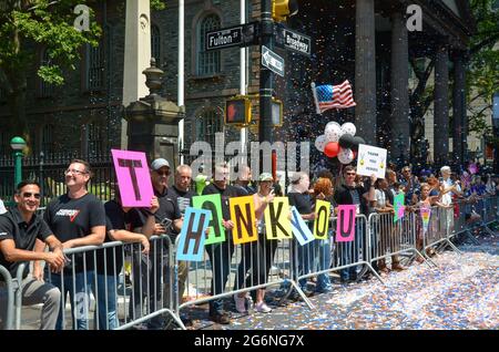 Migliaia di persone si sono unite a Lower Manhattan, New York City durante la Hometown Heroes Parade per mostrare la gratitudine e il rispetto per i lavoratori essenziali. Foto Stock