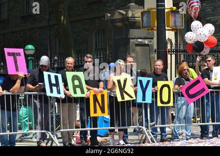 Migliaia di persone si sono unite a Lower Manhattan, New York City durante la Hometown Heroes Parade per mostrare la gratitudine e il rispetto per i lavoratori essenziali. Foto Stock