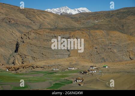Vista del villaggio di Langza nella valle di Spiti nell'Himalaya, Himachal Pradesh, India. Foto Stock