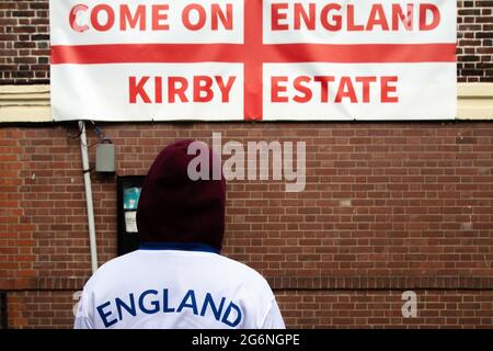 Un uomo guarda il banner della tenuta Kirby a Bermondsey, a sud-est di Londra. Un'abitazione è stata coperta con bandiere inglesi prima della partita semifinale contro la Danimarca. Foto Stock