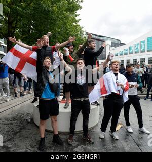 Tifosi inglesi fuori terra davanti alla semifinale Euro 2020 contro la Danimarca al Wembley Stadium di Londra mercoledì 7 luglio 2021. (Credit: Ben Pooley | MI News) Credit: MI News & Sport /Alamy Live News Foto Stock