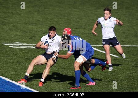 Cardiff, Regno Unito. 07 luglio 2021. Ross McKnight di Scozia (l) è fermato. 2021 Six Nations U20 Championship round 4, Francia contro Scozia al BT Sport Cardiff Arms Park di Cardiff, Galles del Sud mercoledì 7 luglio 2021. pic di Andrew Orchard/Andrew Orchard sports photography/Alamy Live news Credit: Andrew Orchard sports photography/Alamy Live News Foto Stock