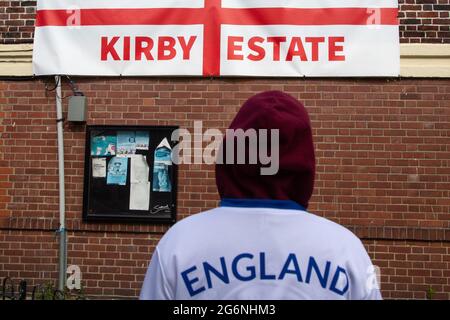 Londra, Regno Unito. 07 luglio 2021. Un uomo guarda il banner della tenuta Kirby a Bermondsey, a sud-est di Londra. Un'abitazione è stata coperta con bandiere inglesi prima della partita semifinale contro la Danimarca. (Foto di Thabo Jaiyesimi/SOPA Images/Sipa USA) Credit: Sipa USA/Alamy Live News Foto Stock