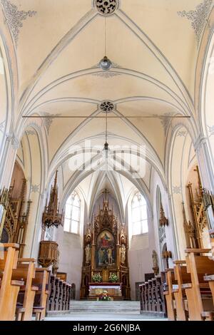 ZAKUPY, CZECHIA, GIUGNO 20 2021, l'interno della Chiesa dei Santi Fabian e Sebastian, stile neo-gotico. Foto Stock