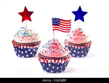 Cupcakes americano a tema con Sprinkles e decorazioni isolato su uno sfondo bianco Foto Stock