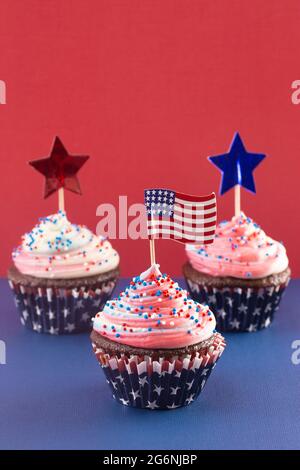Cupcakes a tema americano con Sprinkles e decorazioni Foto Stock