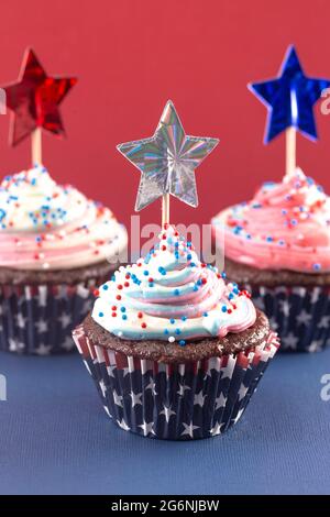 Cupcakes a tema americano con Sprinkles e decorazioni Foto Stock