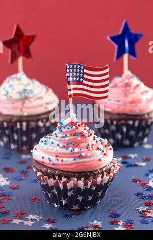 Cupcakes a tema americano con Sprinkles e decorazioni Foto Stock