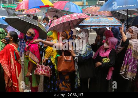 Dhaka, Bangladesh. 07 luglio 2021. La gente sta in piedi sotto la pioggia per comprare i prodotti sovvenzionati dal governo dai camion di TCB. Mentre il governo dichiara un arresto per la rapida diffusione del covid-19 ma non mantengono alcuna distanza sociale per prevenire il virus a Dhaka, Bangladesh il 7 luglio 2021. (Foto di Mir Hossen Roney/Pacific Press) Credit: Pacific Press Media Production Corp./Alamy Live News Foto Stock