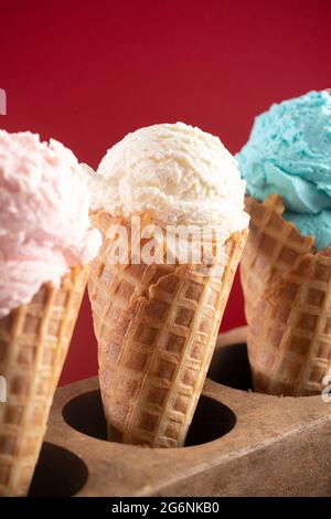 Coni di gelato rosso bianco e blu in fila Foto Stock