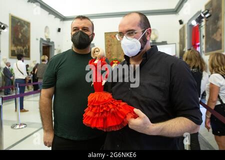 Roma, Italia. 07 luglio 2021. I fan di Raffaella Carrà con una bambola a somiglianza (Foto di Matteo Nardone/Pacific Press) Credit: Pacific Press Media Production Corp./Alamy Live News Foto Stock