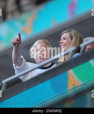 BORIS JOHNSON, CARRIE JOHNSON, INGHILTERRA V DANIMARCA, 2021 Foto Stock