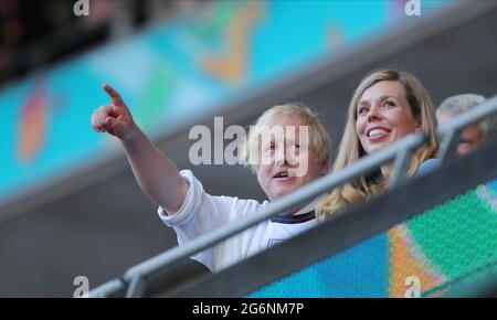 BORIS JOHNSON, CARRIE JOHNSON, INGHILTERRA V DANIMARCA, 2021 Foto Stock