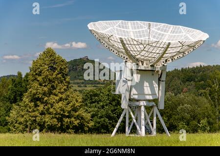 Osservatorio ionosferico con antenna satellitare gigante per la ricezione di un segnale satellitare. Foto Stock