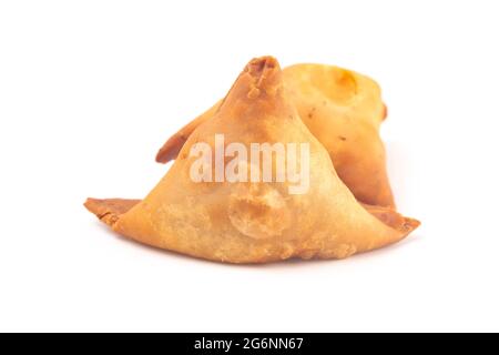 Samosas ripieni di carne su sfondo bianco Foto Stock