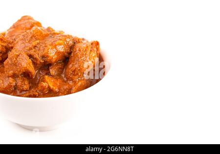 Un massala di pollo Tikka a base di pomodoro cremoso isolato su uno sfondo bianco Foto Stock