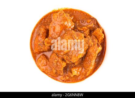 Un massala di pollo Tikka a base di pomodoro cremoso isolato su uno sfondo bianco Foto Stock