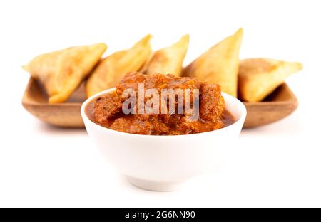 Un massala di pollo Tikka a base di pomodoro cremoso isolato su uno sfondo bianco Foto Stock