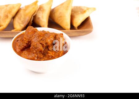 Un massala di pollo Tikka a base di pomodoro cremoso isolato su uno sfondo bianco Foto Stock