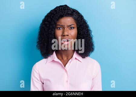 Ritratto di attraente arrabbiato arrabbiato devastato ragazza con capelli ondulati errore reazione sbagliata isolato su sfondo di colore blu brillante Foto Stock