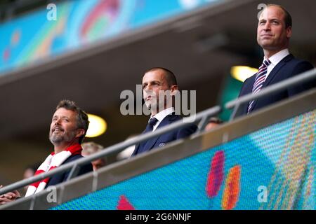 Il principe ereditario Frederik di Danimarca (a sinistra), il duca di Cambridge e il presidente dell'UEFA Aleksander Ceferin (al centro) si trovano negli stand durante la partita semifinale UEFA Euro 2020 allo stadio Wembley di Londra. Data immagine: Mercoledì 7 luglio 2021. Foto Stock