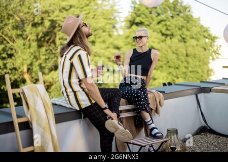 Due amici che si divertono al picnic all'aperto Foto Stock