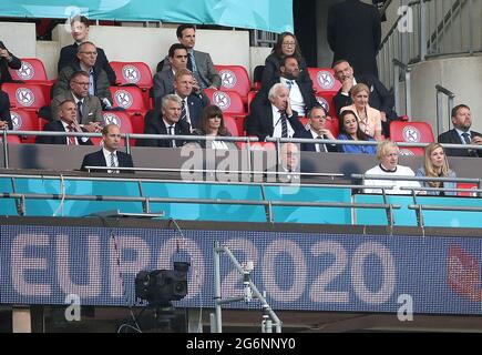 Il duca di Cambridge, il primo ministro Boris Johnson e Carrie Johnson si trovano negli stand durante la partita semifinale UEFA Euro 2020 al Wembley Stadium di Londra. Data immagine: Mercoledì 7 luglio 2021. Foto Stock