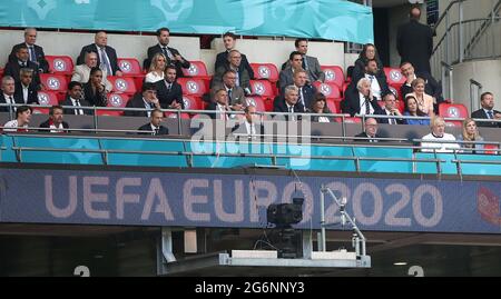 Prima fila, da sinistra a destra, Principe Cristiano di Danimarca, Frederik, Principe ereditario di Danimarca, il Duca di Cambridge, il primo Ministro Boris Johnson e Carrie Johnson negli stand con Sadiq Khan, Alex Scott, David Beckham, Guy Ritchie, David Gill e Dominic Raab durante la partita semifinale UEFA Euro 2020 al Wembley Stadium di Londra. Data immagine: Mercoledì 7 luglio 2021. Foto Stock