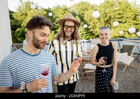 Amici in una festa sul tetto Foto Stock